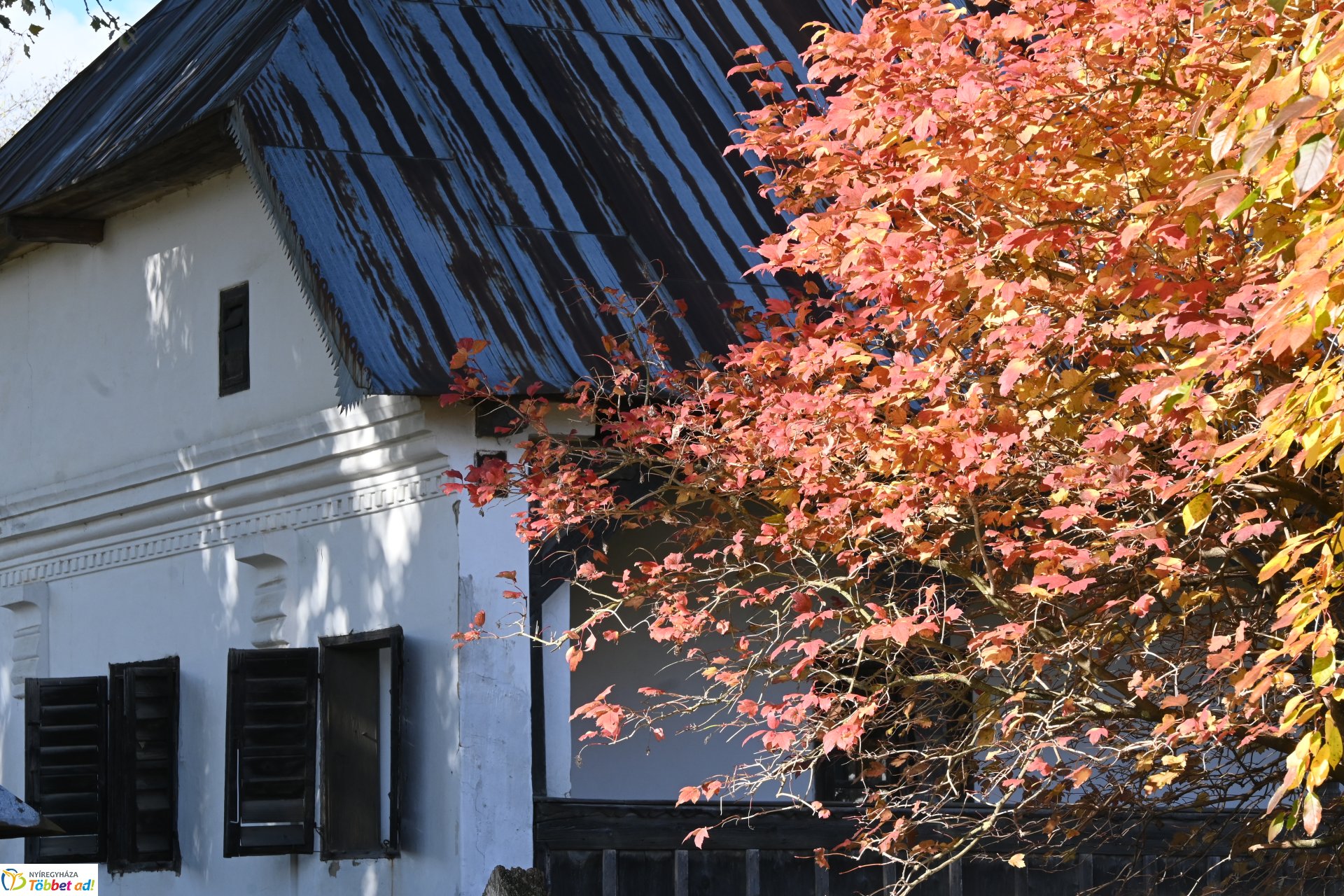 Őszi napsütésben a Sóstói Múzeumfalu
