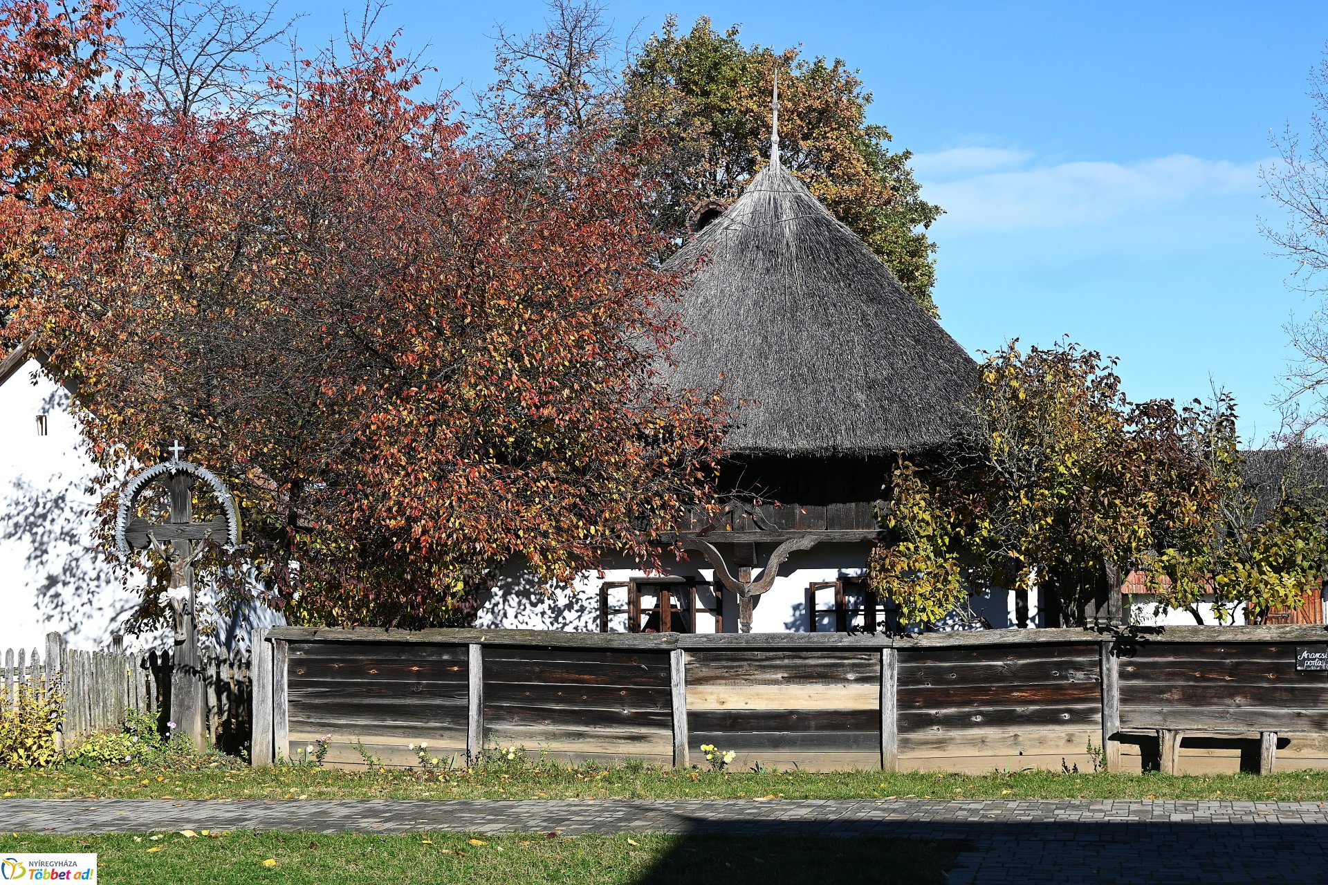 Őszi napsütésben a Sóstói Múzeumfalu
