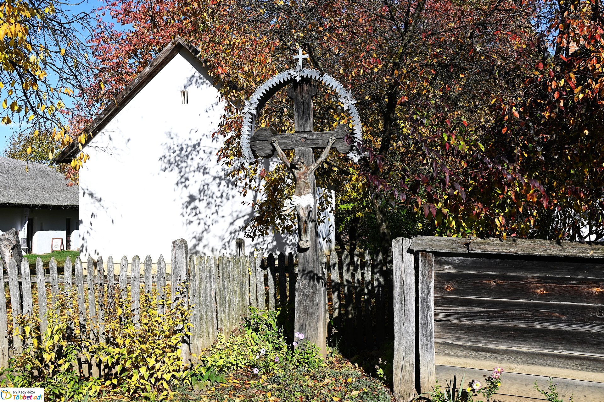 Őszi napsütésben a Sóstói Múzeumfalu
