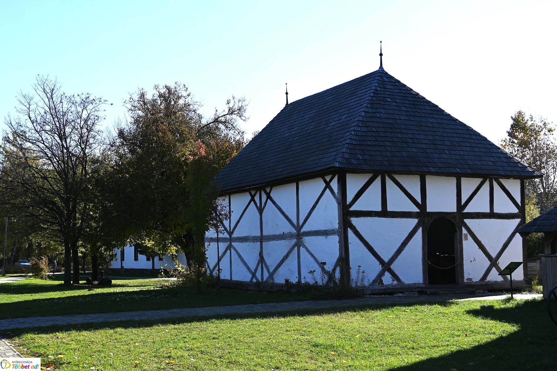Őszi napsütésben a Sóstói Múzeumfalu