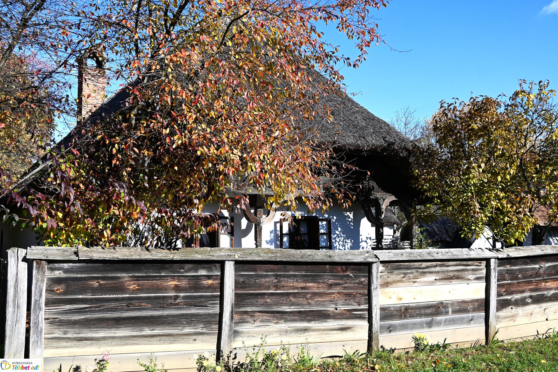 Őszi napsütésben a Sóstói Múzeumfalu