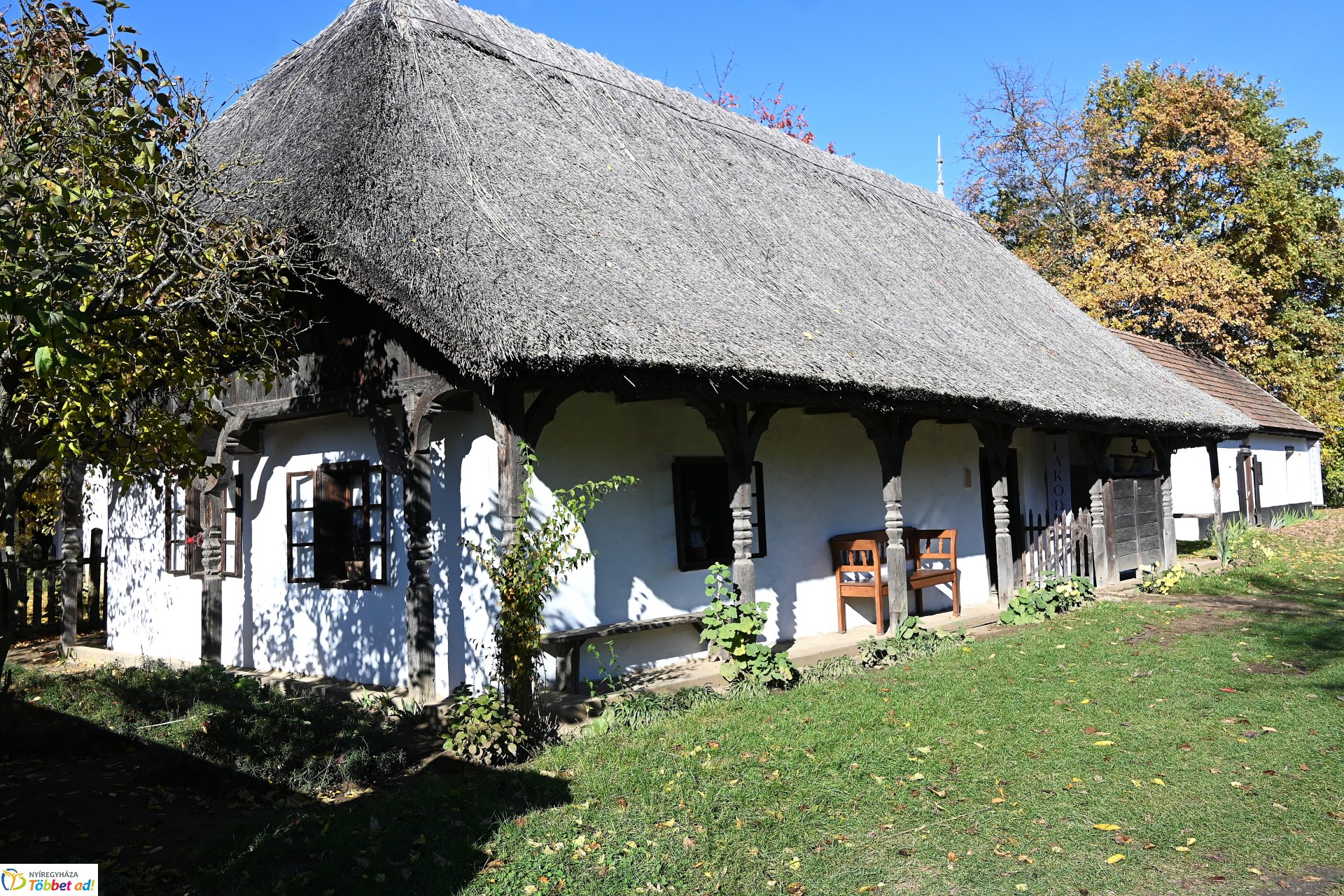 Őszi napsütésben a Sóstói Múzeumfalu