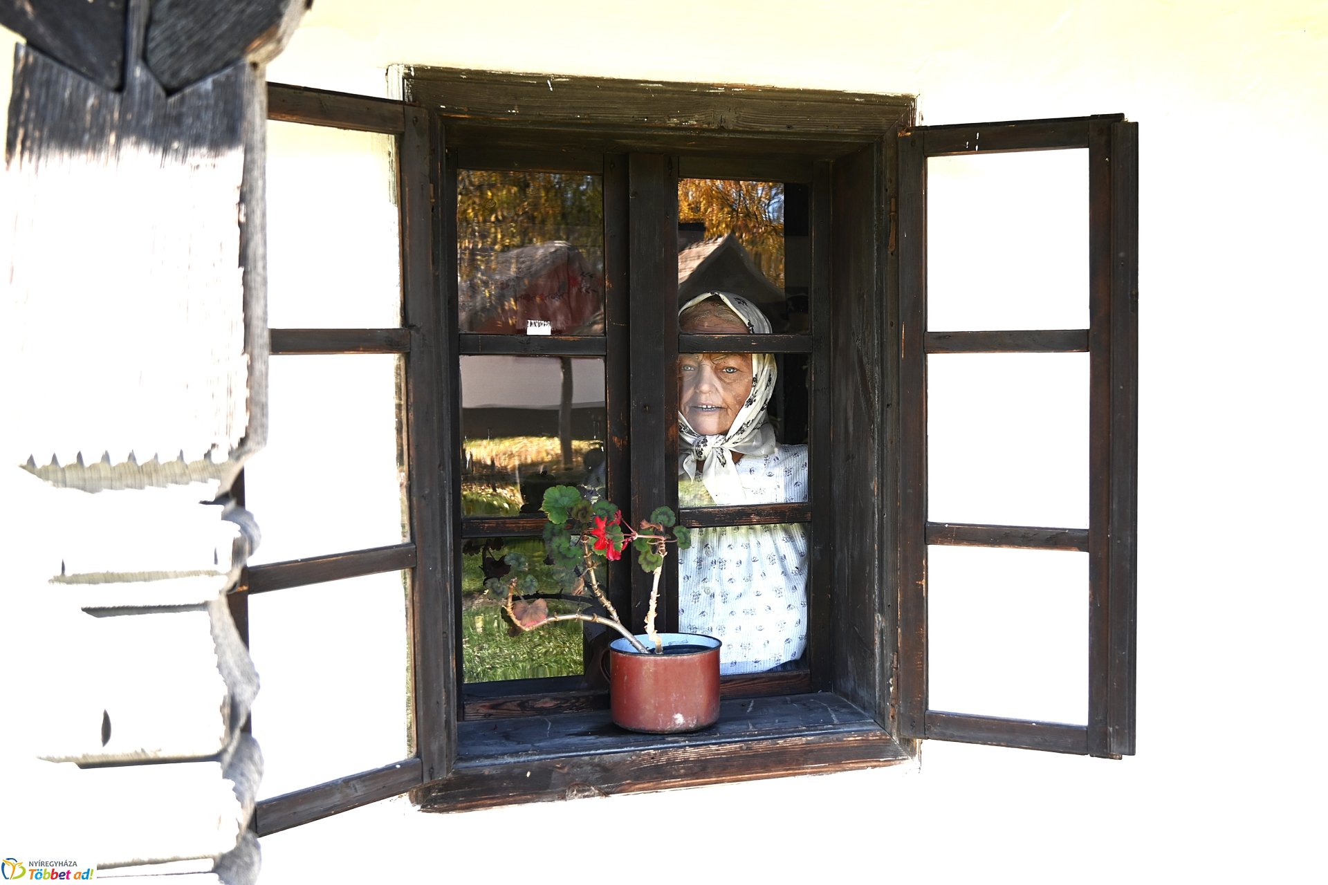 Őszi napsütésben a Sóstói Múzeumfalu