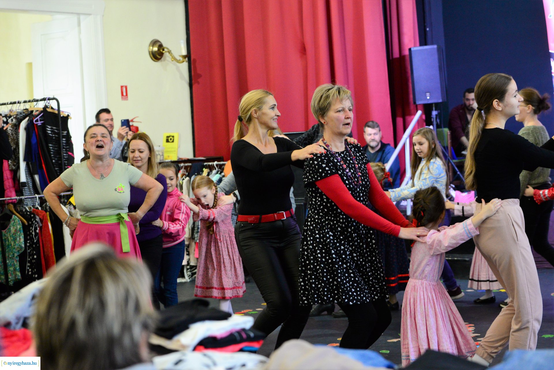 Őszi ruhabörze és népviselet vásár a Kölyökvárban