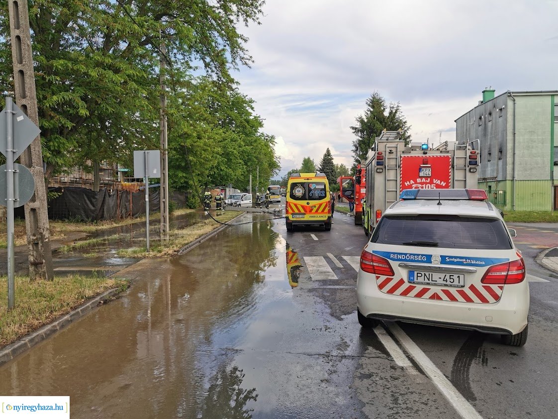 Oszlopnak hajtott egy autó a Kállói úton