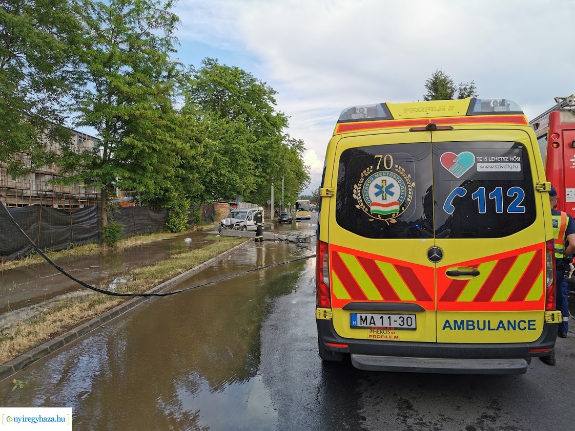 Oszlopnak hajtott egy autó a Kállói úton