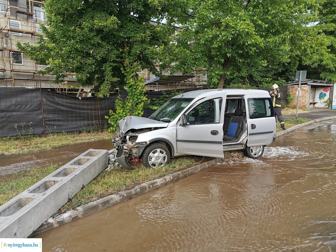 Oszlopnak hajtott egy autó a Kállói úton