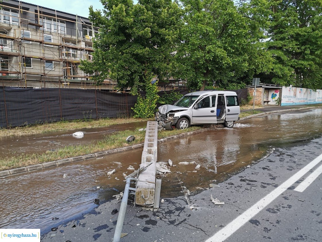 Oszlopnak hajtott egy autó a Kállói úton