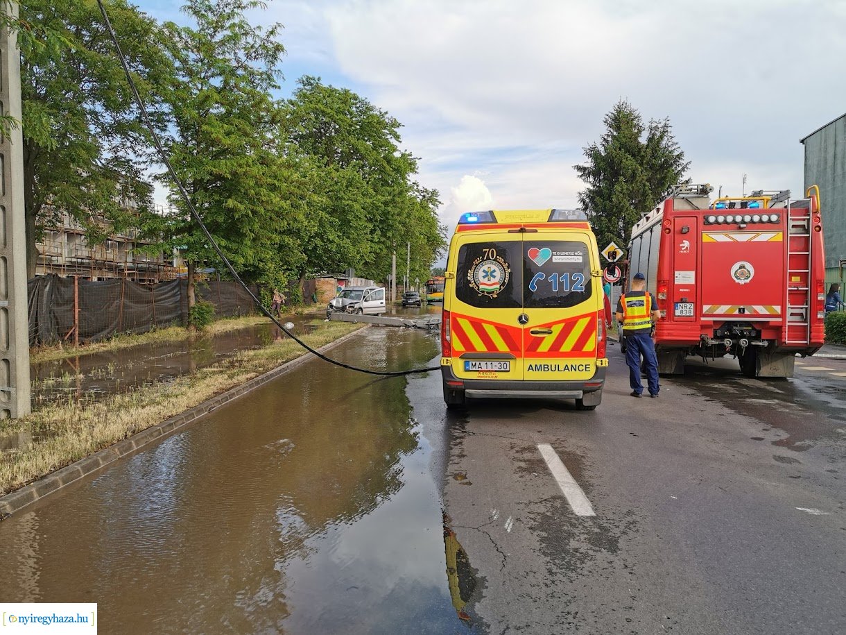 Oszlopnak hajtott egy autó a Kállói úton