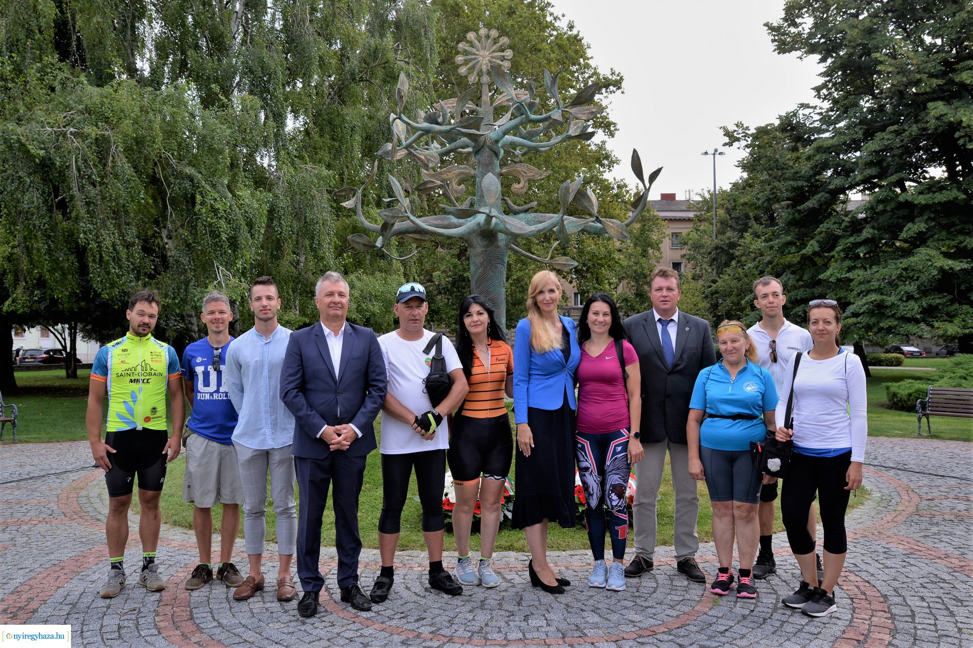 Otthonról haza - a Nemzeti Összetartozás Emlékművének koszorúzása