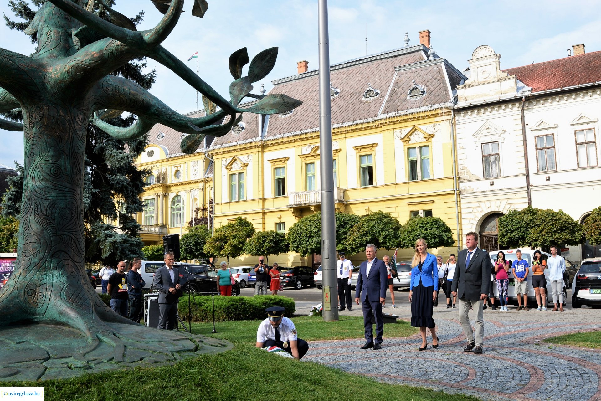 Otthonról haza - a Nemzeti Összetartozás Emlékművének koszorúzása