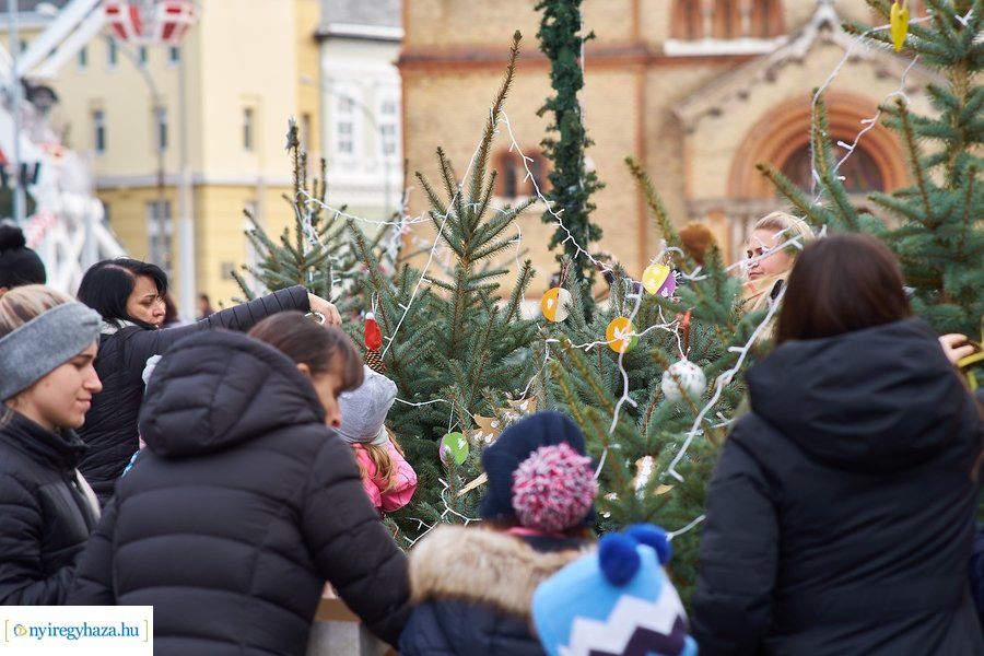 Ovisok díszítették a kis karácsonyfákat 2021