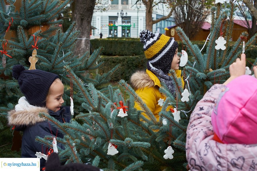 Ovisok díszítették a kis karácsonyfákat 2021
