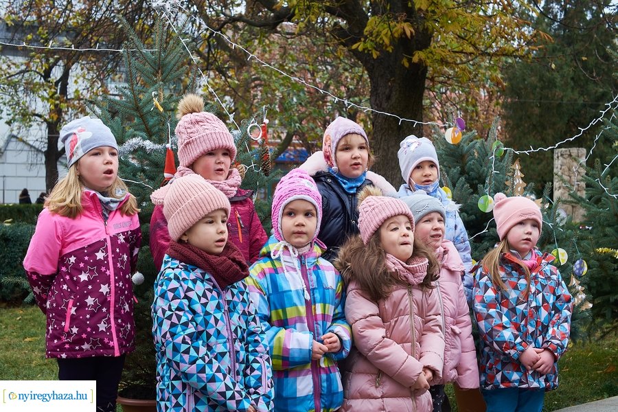 Ovisok díszítették a kis karácsonyfákat 2021