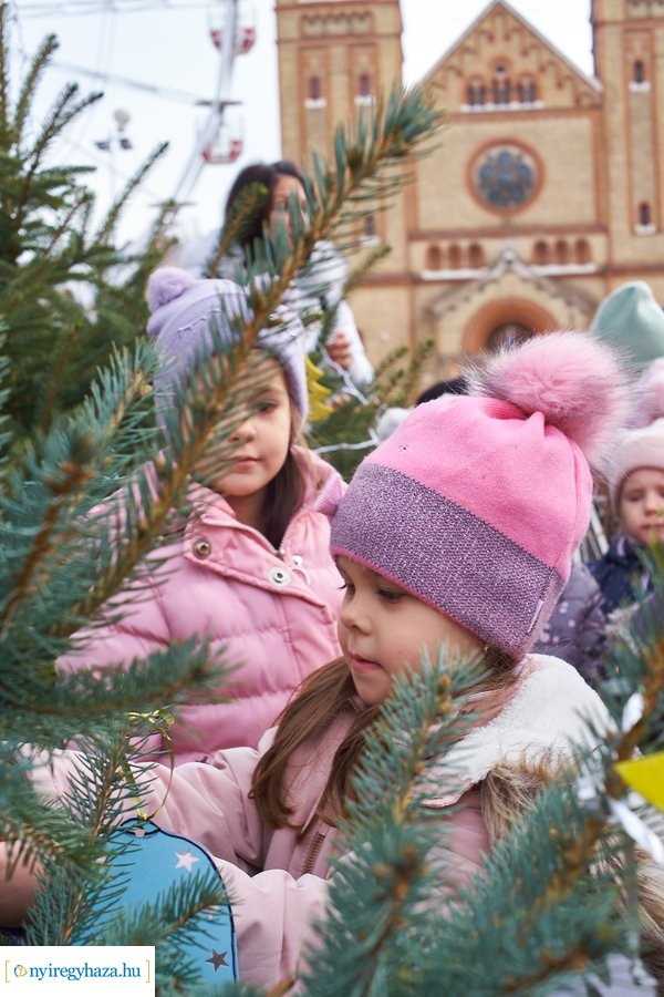 Ovisok díszítették a kis karácsonyfákat 2021