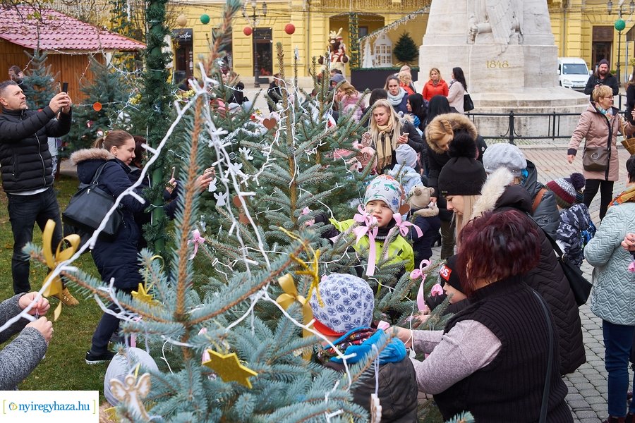 Ovisok díszítették a kis karácsonyfákat 2021