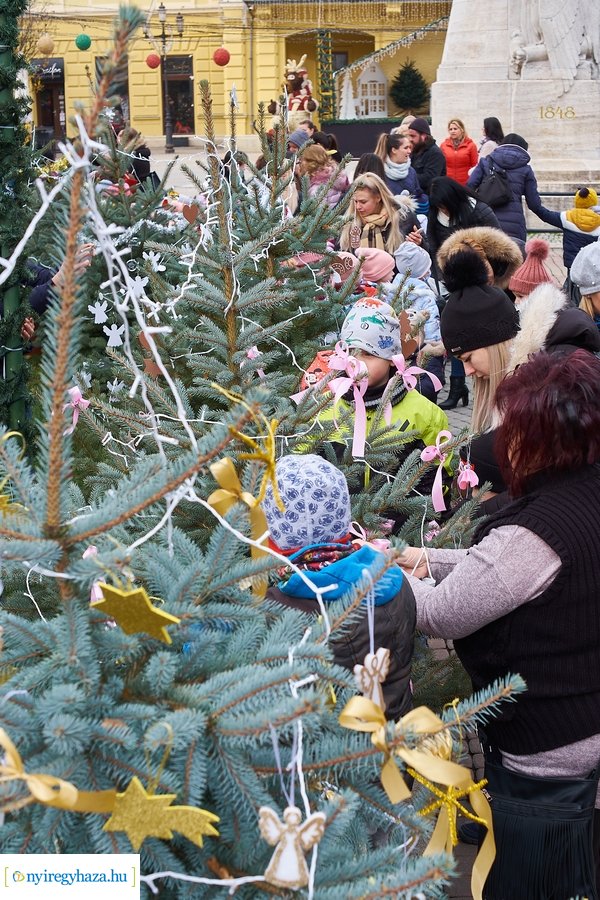 Ovisok díszítették a kis karácsonyfákat 2021