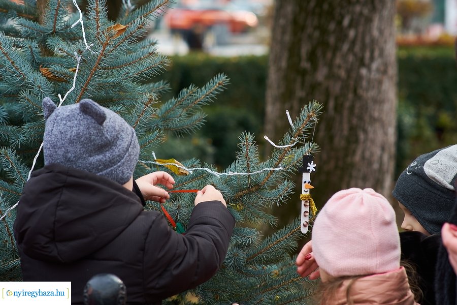 Ovisok díszítették a kis karácsonyfákat 2021