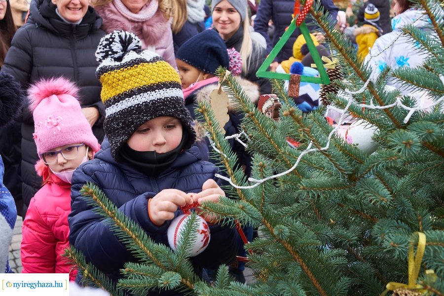 Ovisok díszítették a kis karácsonyfákat 2021