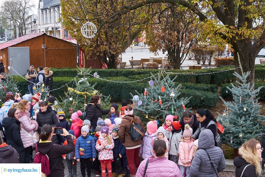 Ovisok díszítették a kis karácsonyfákat 2021