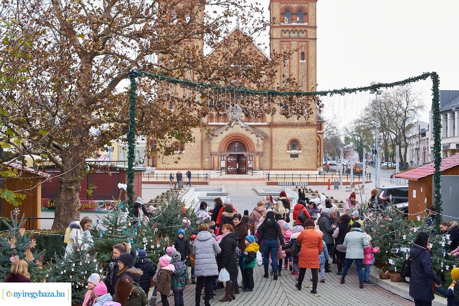 Ovisok díszítették a kis karácsonyfákat 2021