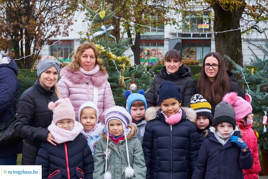 Ovisok díszítették a kis karácsonyfákat 2021