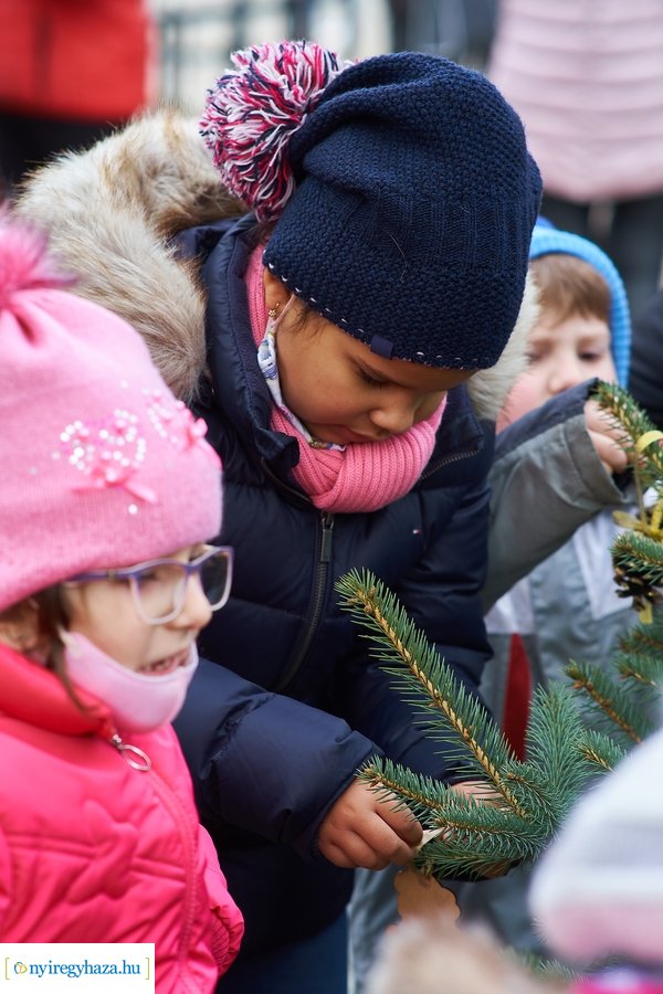 Ovisok díszítették a kis karácsonyfákat 2021