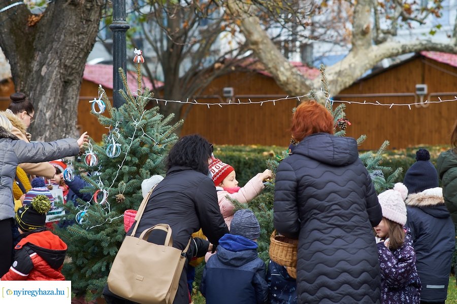 Ovisok díszítették a kis karácsonyfákat 2021