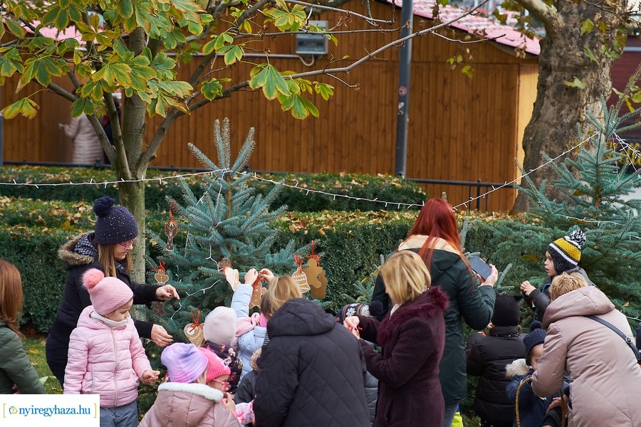 Ovisok díszítették a kis karácsonyfákat 2021