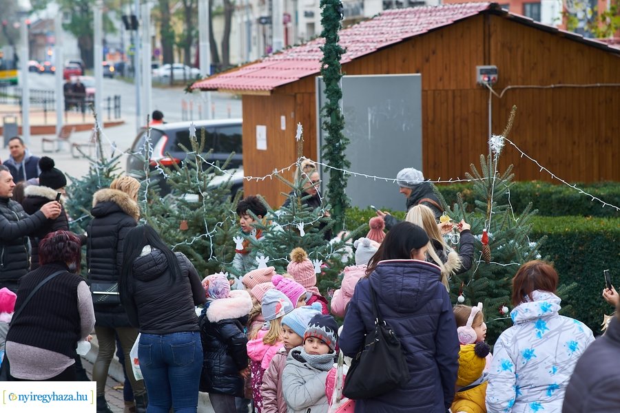 Ovisok díszítették a kis karácsonyfákat 2021