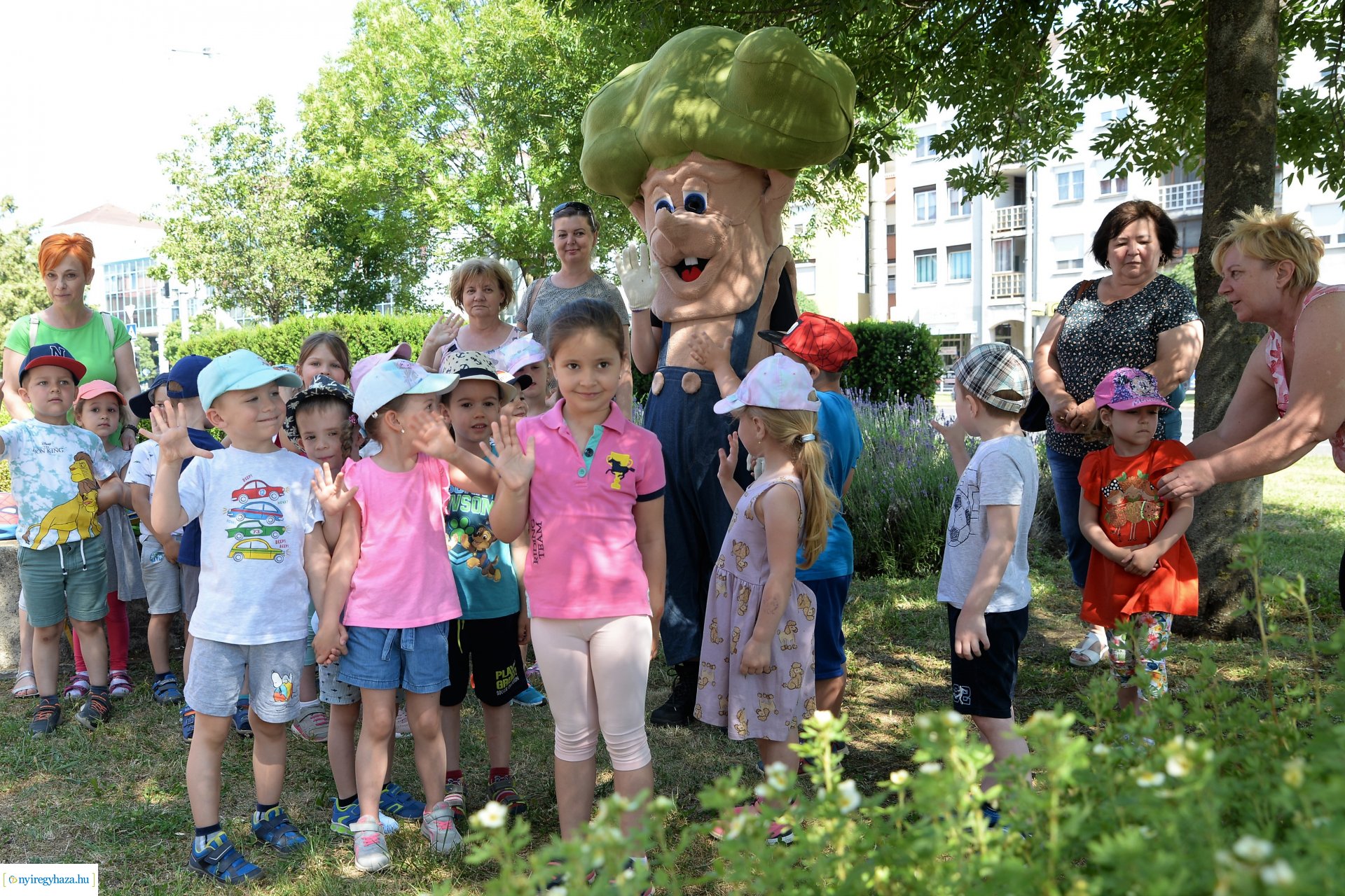 Óvodások virágot ültettek a belvárosban Lomb Botond segítségével