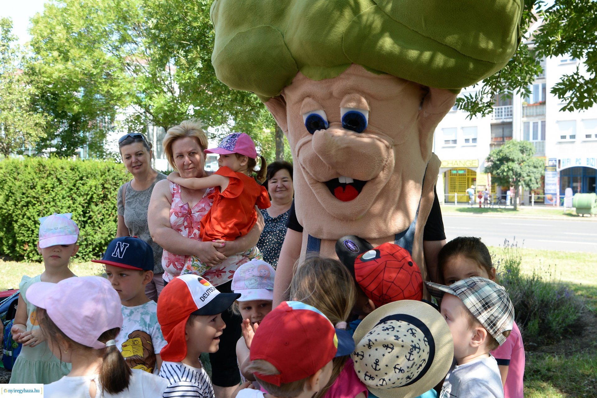 Óvodások virágot ültettek a belvárosban Lomb Botond segítségével