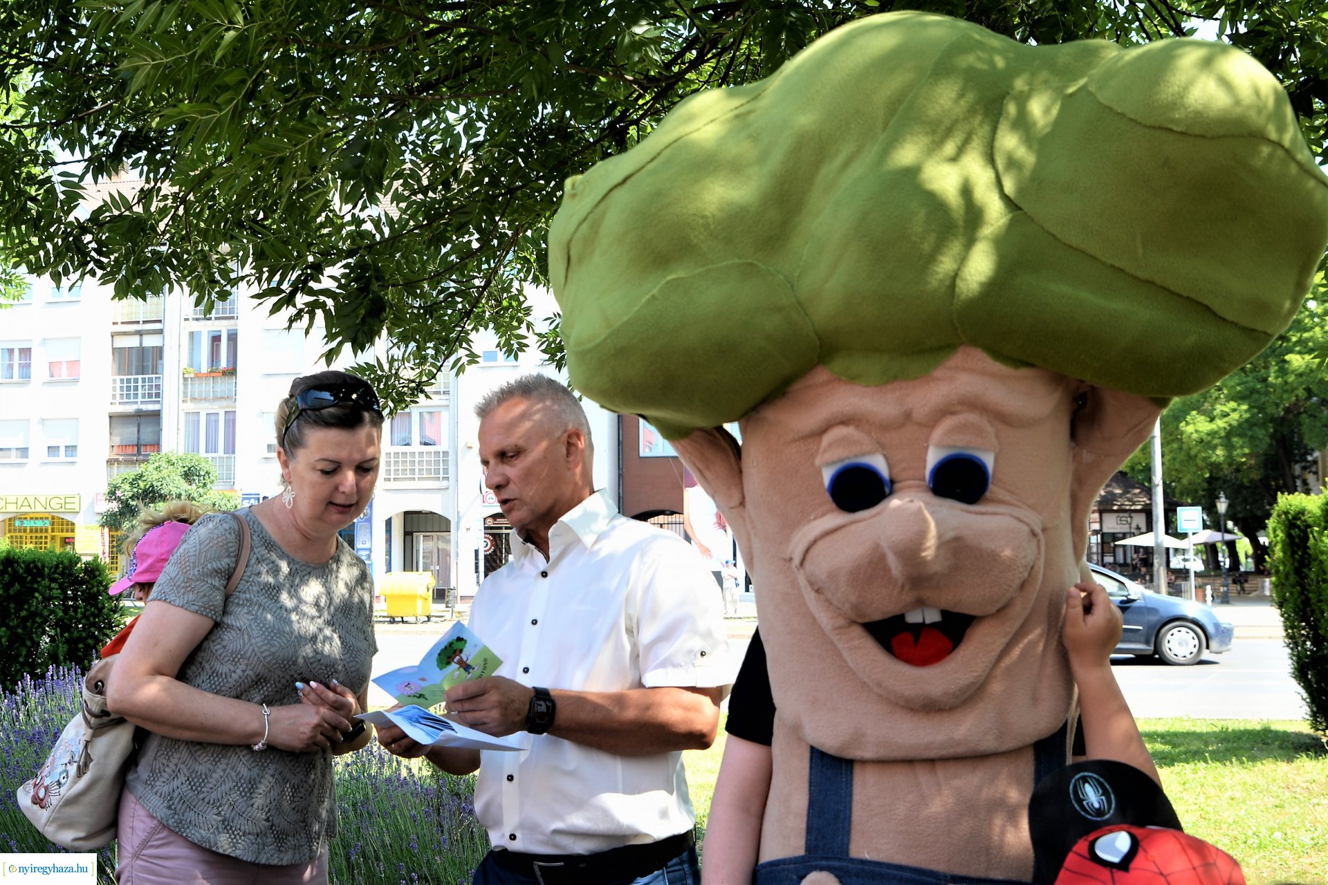 Óvodások virágot ültettek a belvárosban Lomb Botond segítségével