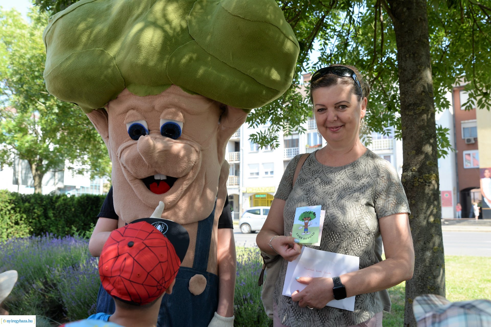 Óvodások virágot ültettek a belvárosban Lomb Botond segítségével