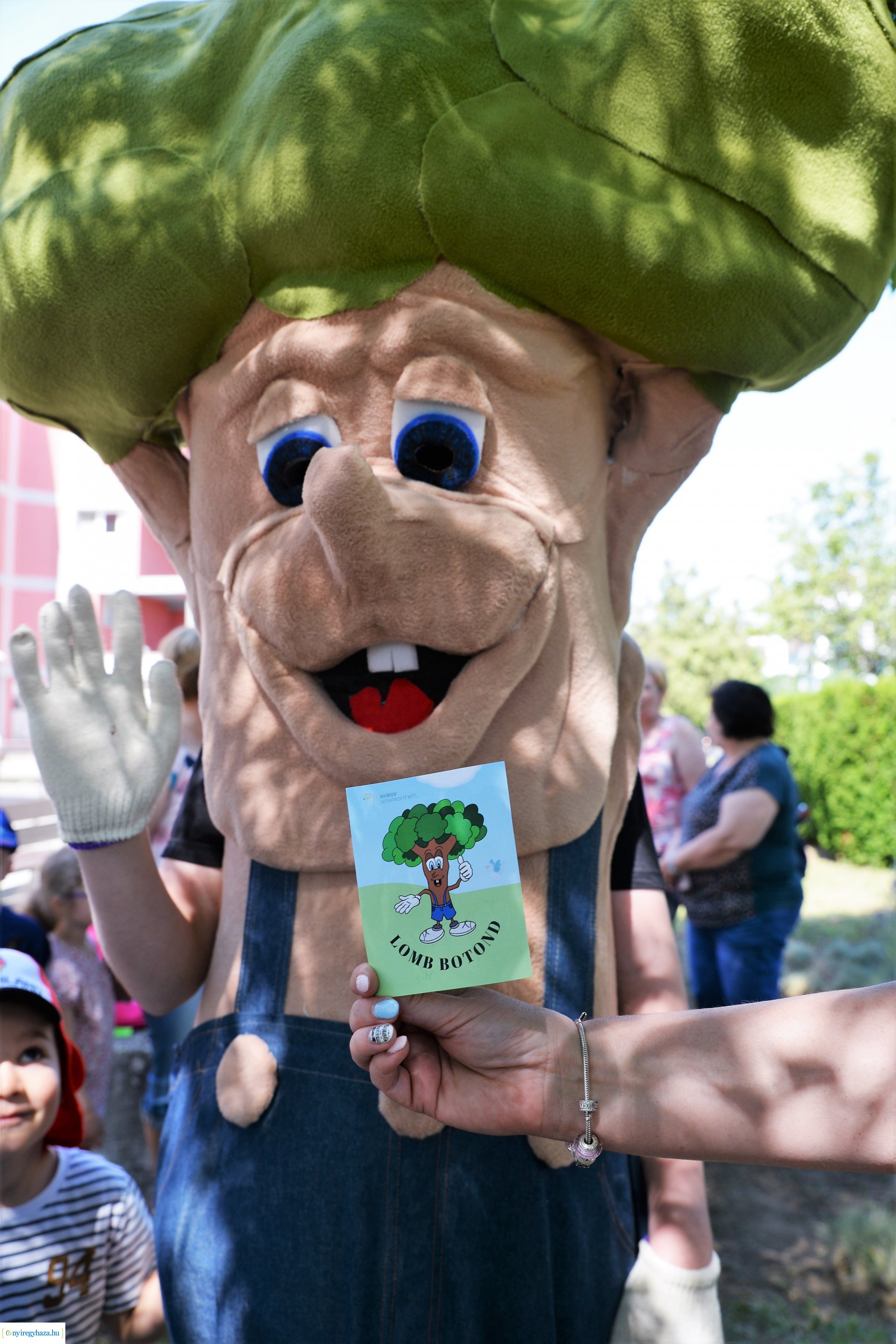 Óvodások virágot ültettek a belvárosban Lomb Botond segítségével