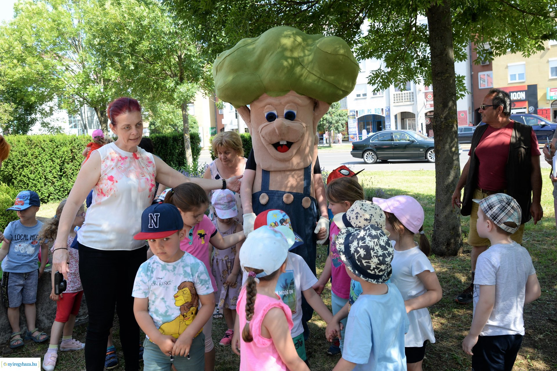 Óvodások virágot ültettek a belvárosban Lomb Botond segítségével