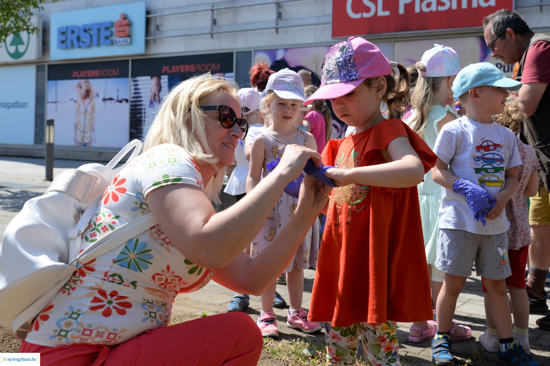 Óvodások virágot ültettek a belvárosban Lomb Botond segítségével