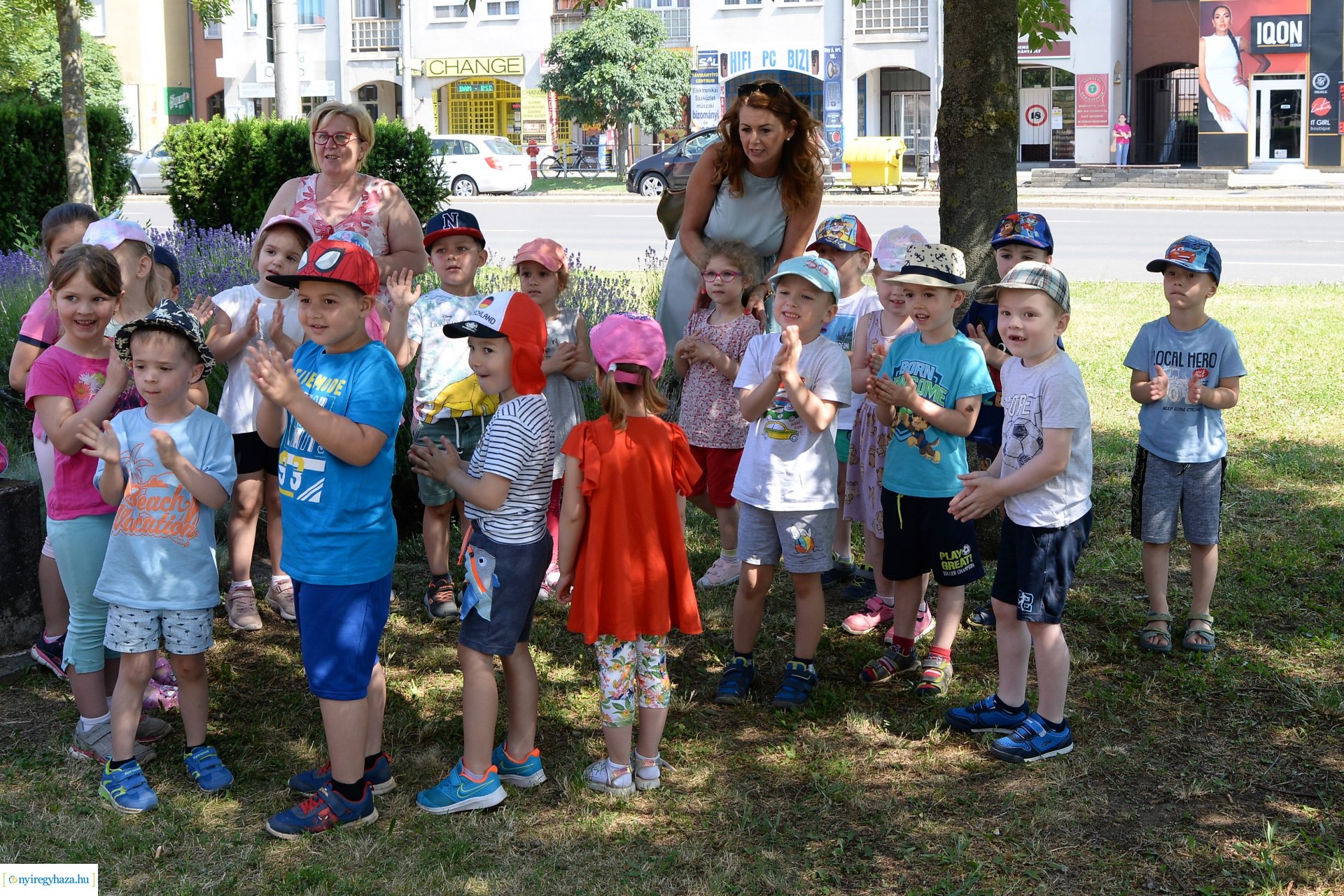 Óvodások virágot ültettek a belvárosban Lomb Botond segítségével