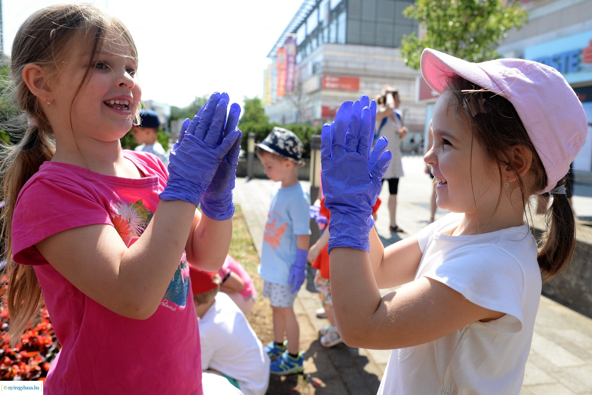 Óvodások virágot ültettek a belvárosban Lomb Botond segítségével