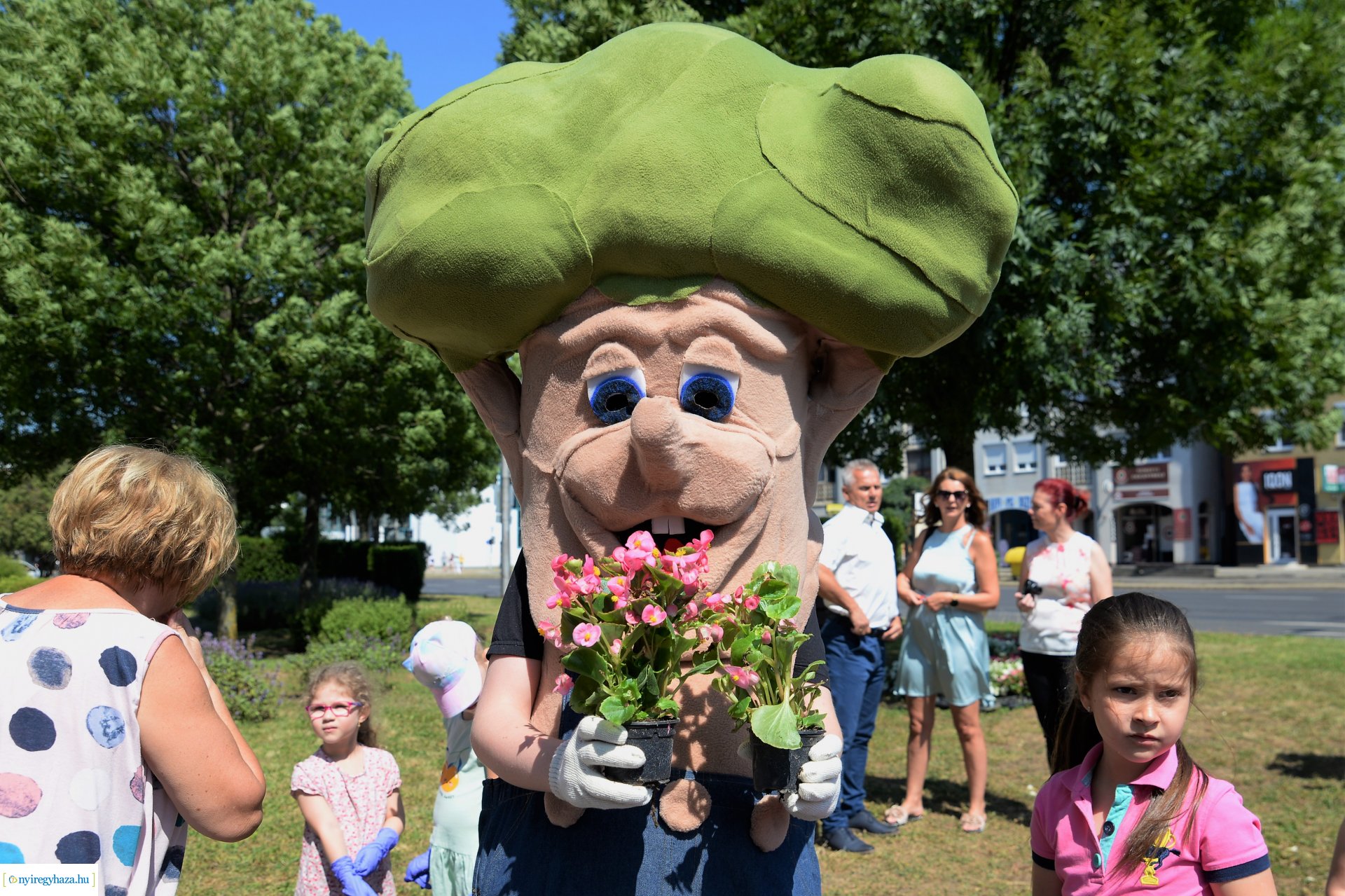 Óvodások virágot ültettek a belvárosban Lomb Botond segítségével