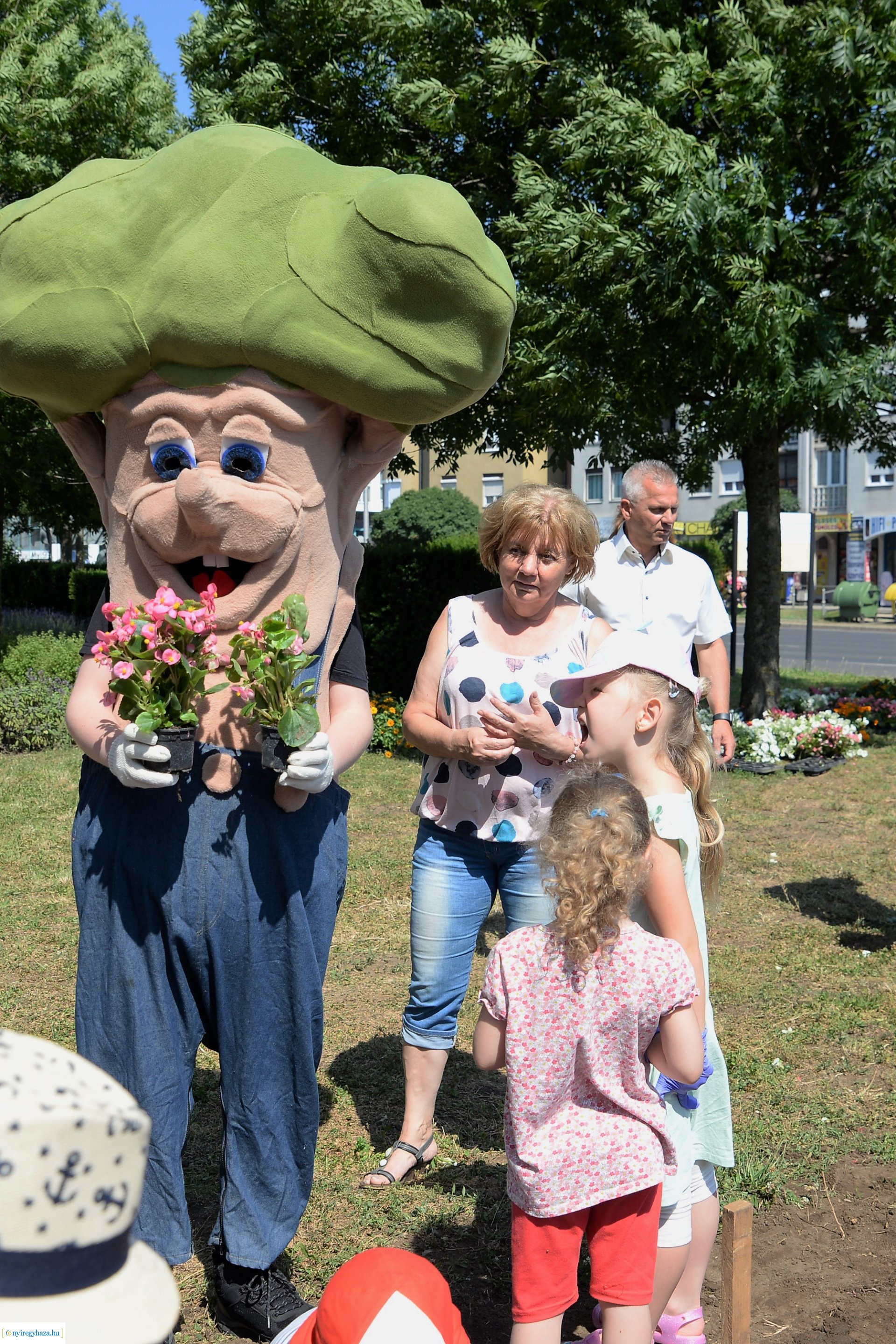 Óvodások virágot ültettek a belvárosban Lomb Botond segítségével