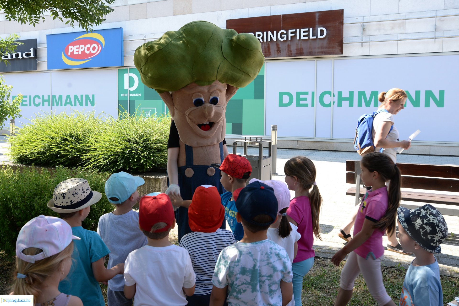 Óvodások virágot ültettek a belvárosban Lomb Botond segítségével