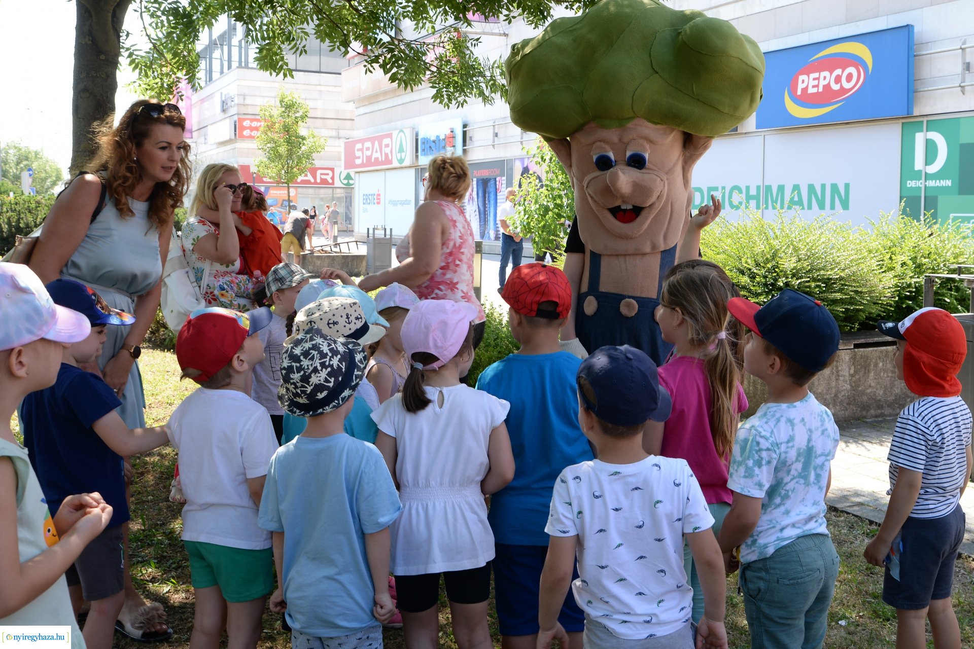 Óvodások virágot ültettek a belvárosban Lomb Botond segítségével