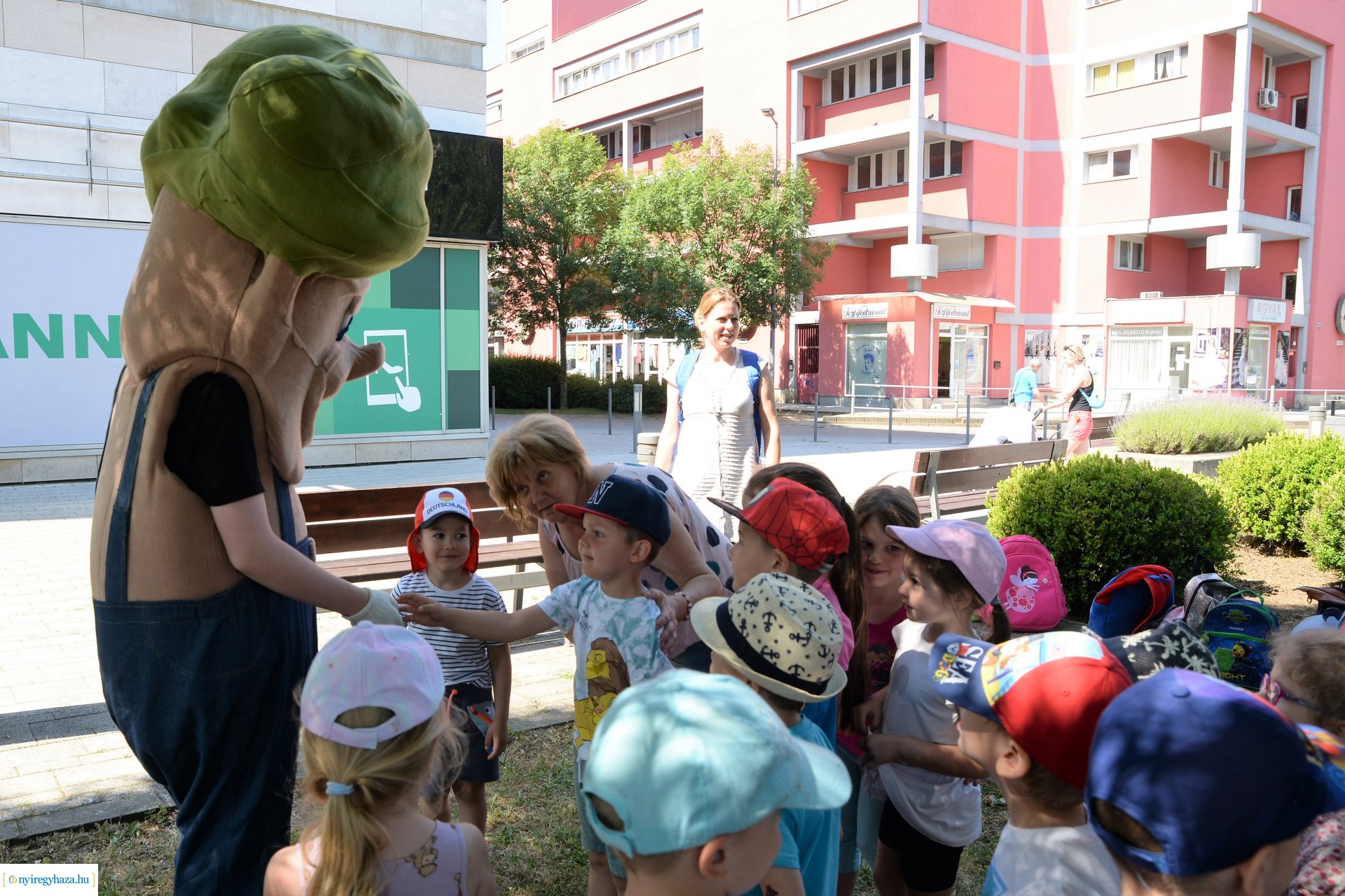 Óvodások virágot ültettek a belvárosban Lomb Botond segítségével