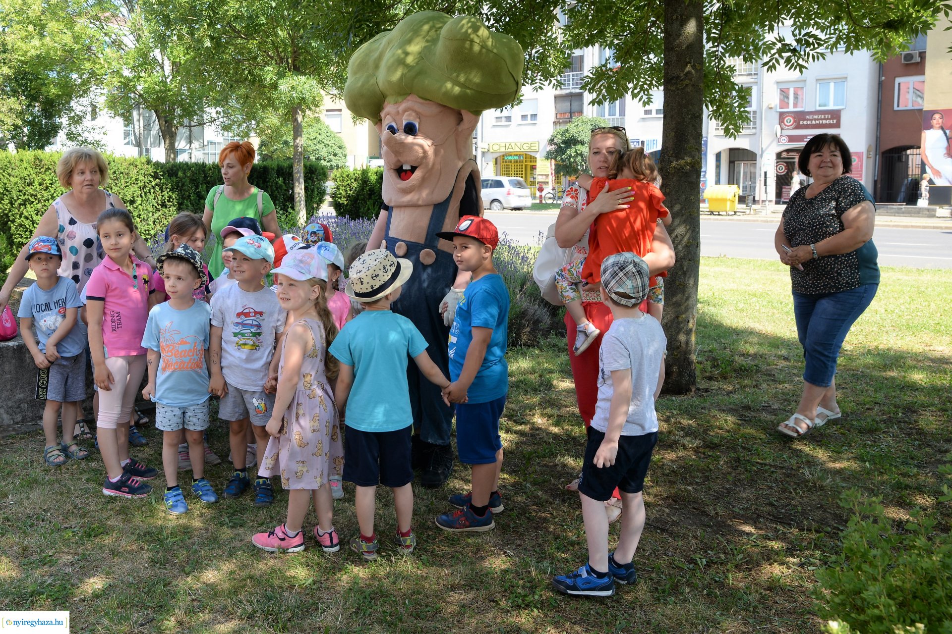 Óvodások virágot ültettek a belvárosban Lomb Botond segítségével