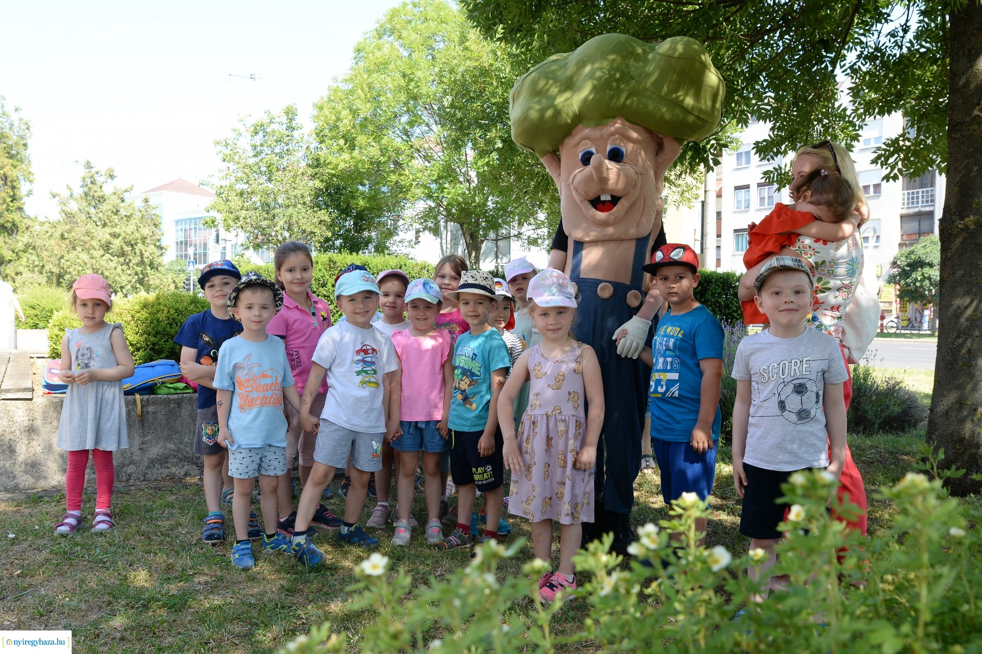 Óvodások virágot ültettek a belvárosban Lomb Botond segítségével