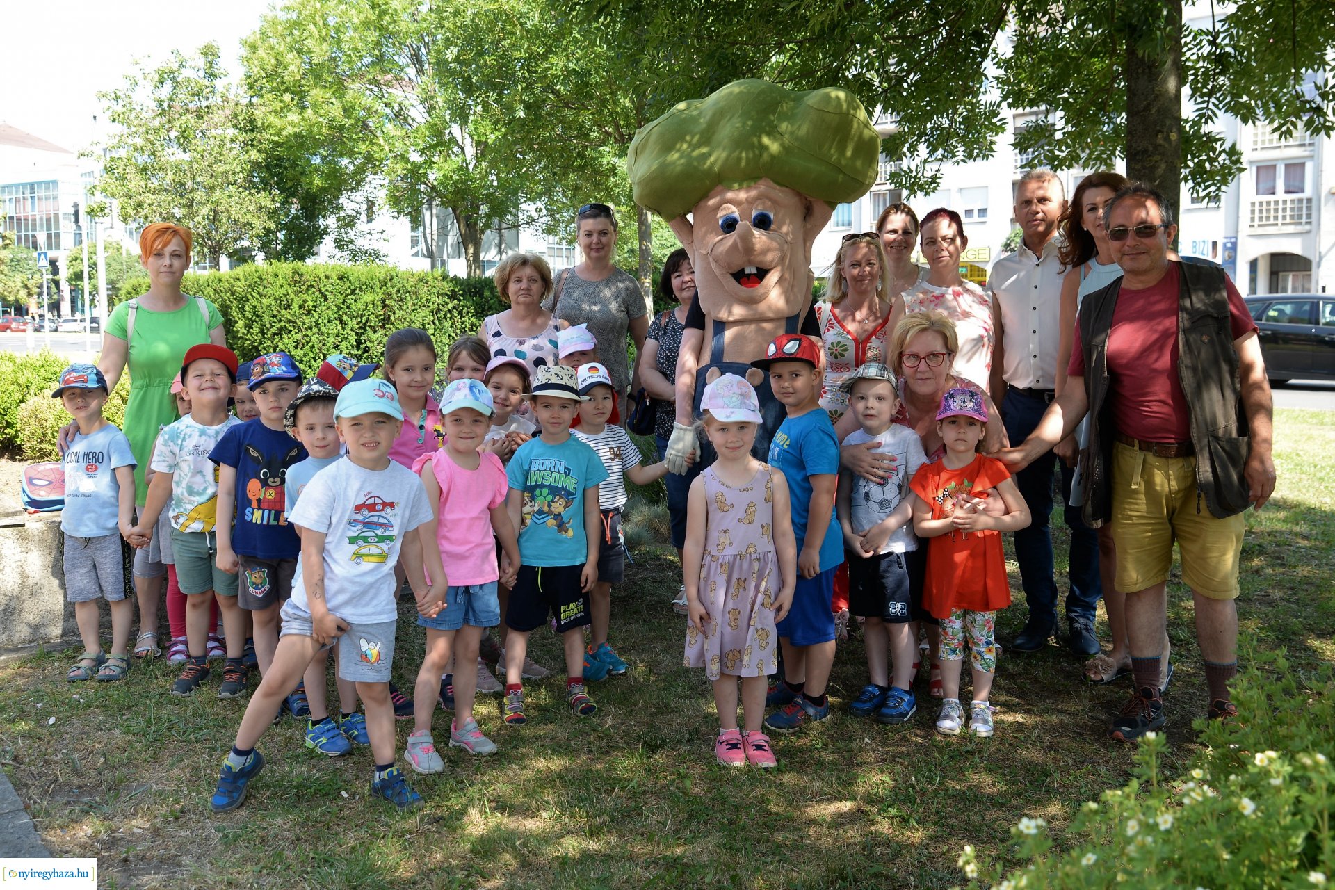 Óvodások virágot ültettek a belvárosban Lomb Botond segítségével