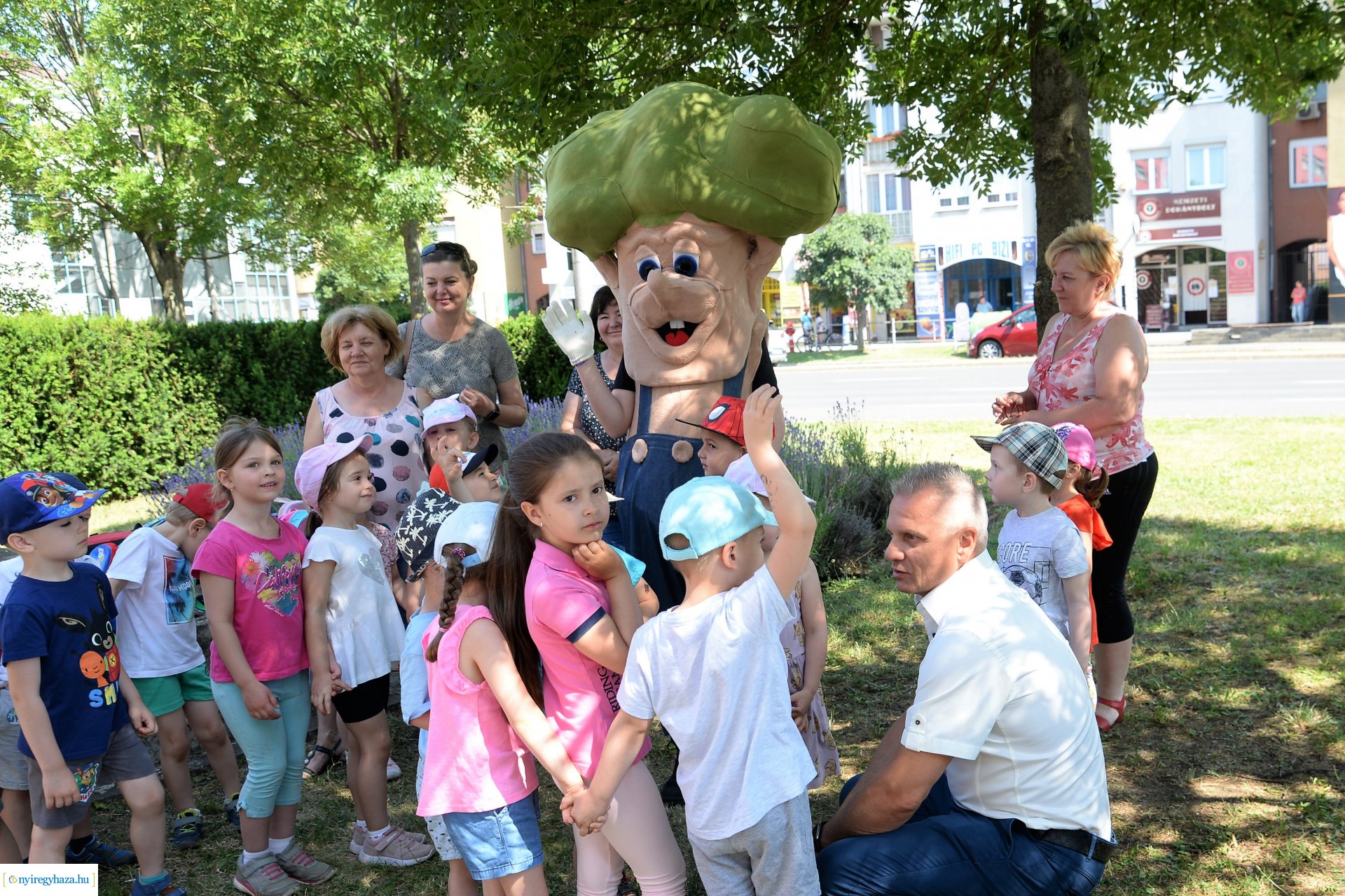 Óvodások virágot ültettek a belvárosban Lomb Botond segítségével