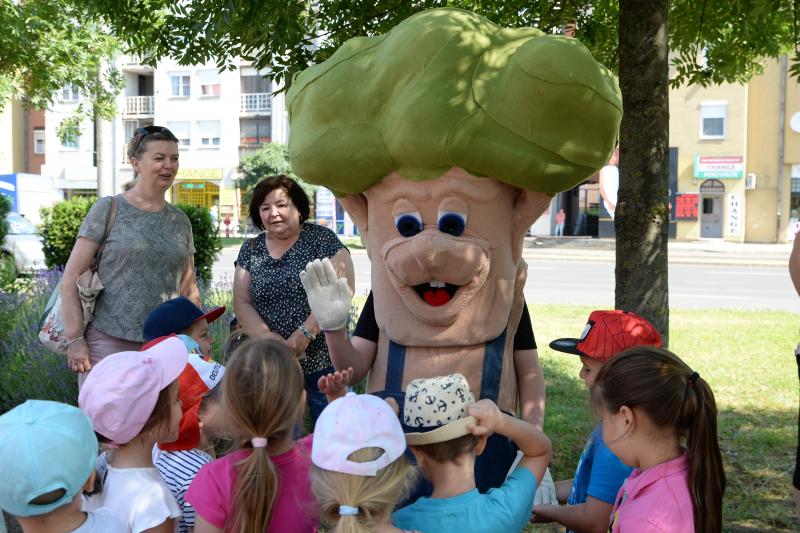 Óvodások virágot ültettek a belvárosban Lomb Botond segítségével