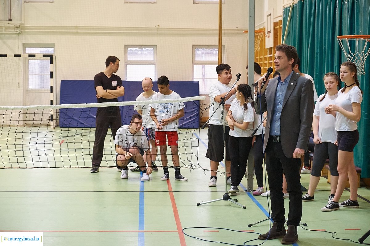 Parasport verseny megnyitó a Bárczi iskolában